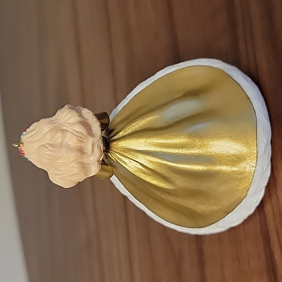 Holiday Barbie Ornament 1994 - Picture 5 of 12